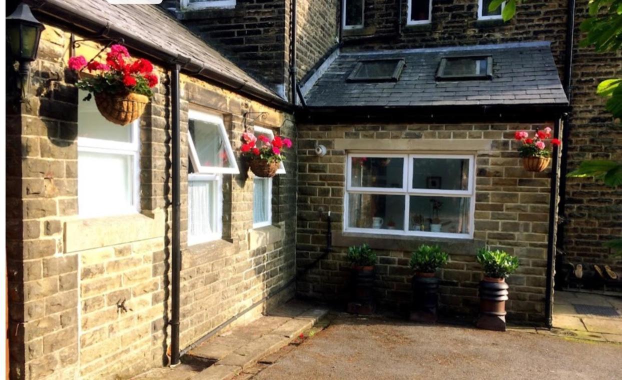 Private Annex To Victorian Villa, With Kitchen And Free Parking Todmorden Eksteriør billede